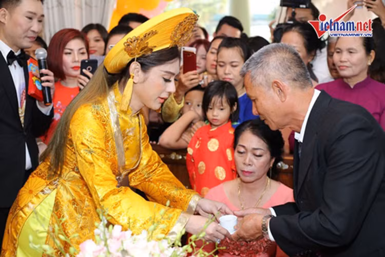 Lâm Khánh Chi mời nước bố mẹ chồng trước sự chứng kiến của gia đình, người thân và bạn bè. Ảnh: Vietnamnet