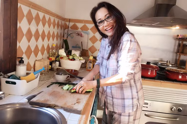 Ở Australia, Thanh Hằng làm những công việc trái nghề như làm móng, bán trái cây... để mưu sinh.