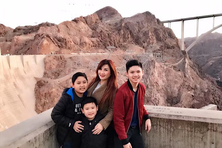 Vợ cũ của Bằng Kiều khoe ảnh bên 3 cậu con trai kháu khỉnh.