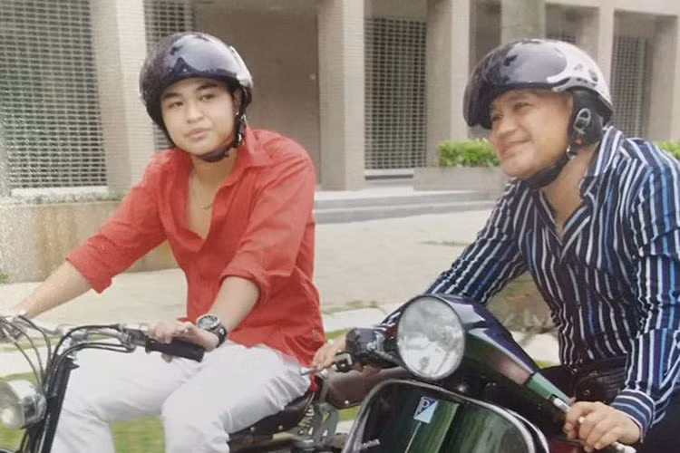 Theo lời Phước Sang, Duy Phương từng thức trắng 3 đêm, bỏ công việc để chăm Duy Phước bị bệnh khi còn nhỏ.