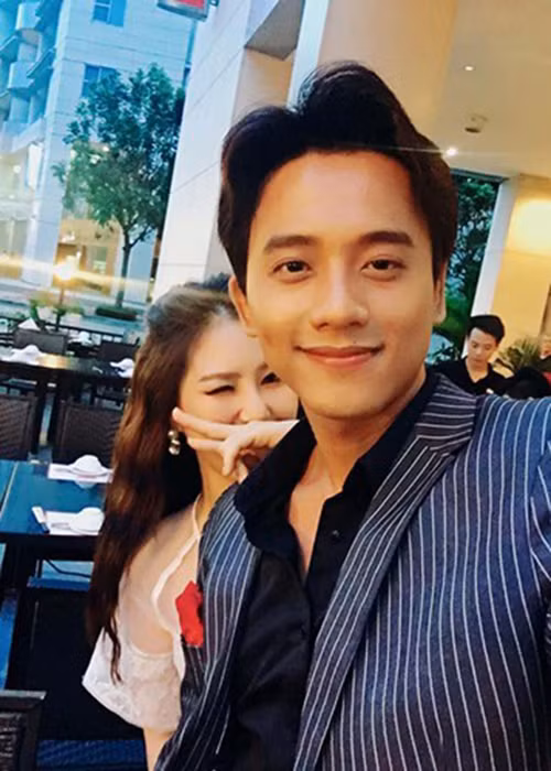 Trước nghi vấn phim giả tình thật, Hương Tràm và Mai Tài Phến vẫn tỏ ra khá thoải mái chụp ảnh tình cảm bên nhau. Ảnh: FBNV