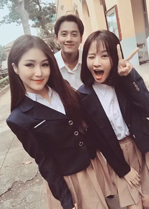 Tháng 9/2017, Mai Tài Phến gây chú ý khi tham gia diễn xuất trong MV của Hương Tràm. Sau khi MV ra mắt, cặp đôi dính như sam. Ảnh: FBNV