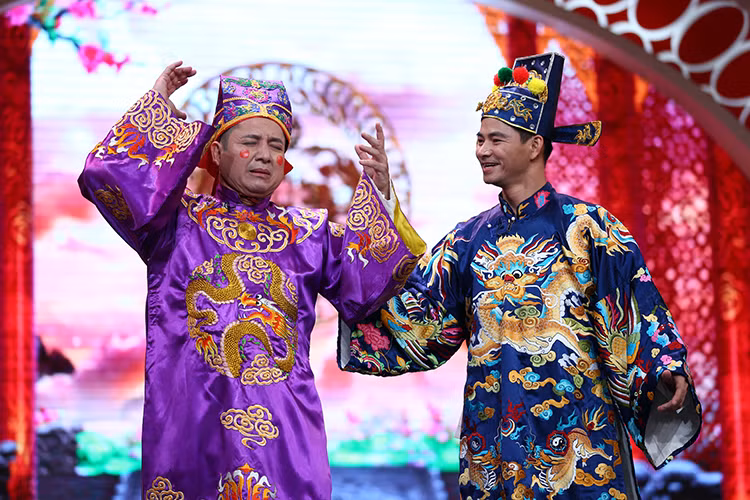 Xuân Bắc tung hứng với nghệ sĩ Chí Trung trong Táo quân 2016. Ảnh: VTV
