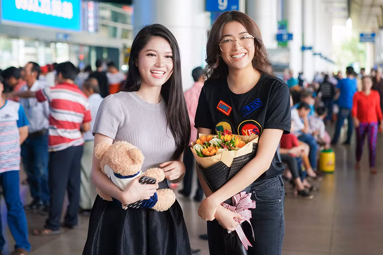 Tại sân bay, 2 á hậu Lệ Hằng và Thùy Dung có mặt từ sớm để đón Nguyễn Thị Loan.