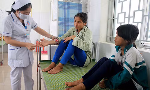 Các bác sĩ Bệnh viện đa khoa Quảng Ngãi khám điều trị cho hai mẹ con bà Dách.