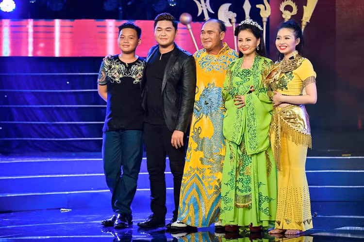 Lê Giang và Duy Phương chụp ảnh chung vì con gái Lê Lộc và con trai Duy Phước (thứ 2 bên trái).
