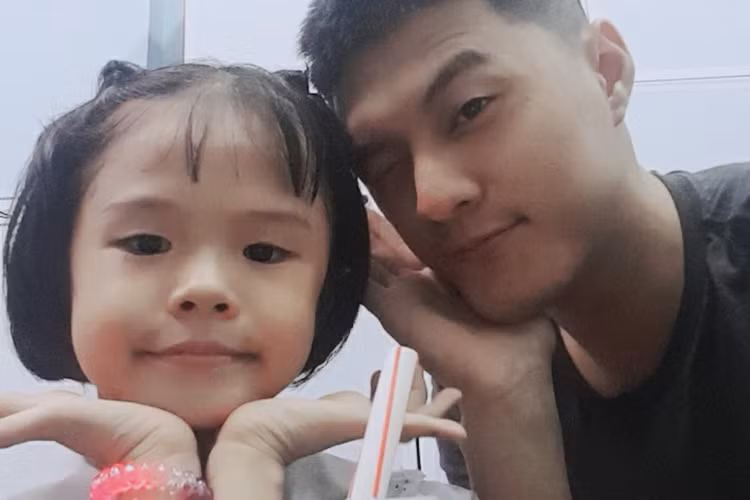 Lâm Vinh Hải đưa cô con gái đi chơi là một trong những tin tức sao Việt trong ngày 5/12.