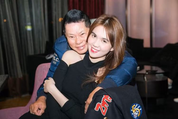 Showbiz Việt năm 2017 còn ồn ào bởi cuộc chia tay giữa Ngọc Trinh và tỷ phú Hoàng Kiều. Cụ thể, cuối tháng 1/2017, Hoàng Kiều nói lời chia tay bạn gái sau 3 tháng hẹn hò. Ảnh: FBNV