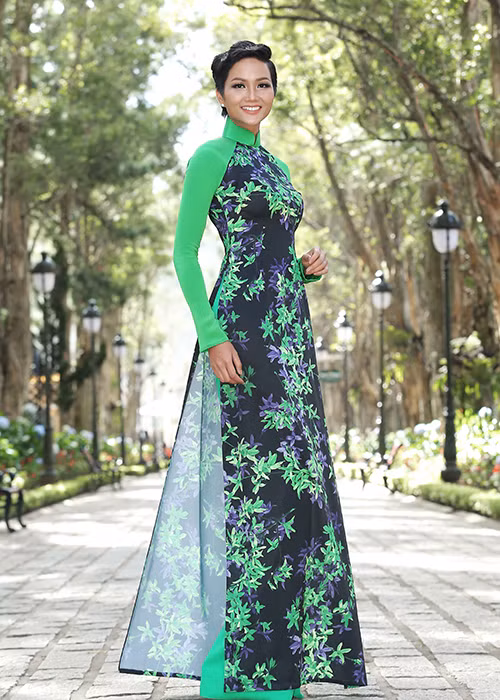 Sở hữu vẻ đẹp cá tính, H'ăng Niê nữ tính hơn khi diện chiếc áo dài mềm mại, thướt tha.