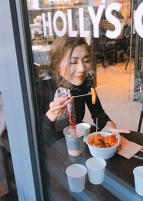 Ngọc Quyên thưởng thức món ăn Hàn Quốc trong chuyến công tác.