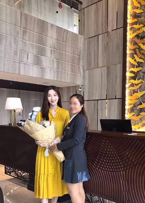 Trong loạt ảnh ở Đà Nẵng vừa được đăng tải, Đặng Thu Thảo che vòng 2 bằng góc ảnh, túi xách hay bó hoa.