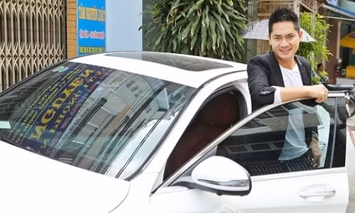 Diễn viên Minh Luân tên đầy đủ là Phạm Minh Luân, anh là một diễn viên kiêm ca sĩ. Minh Luân sinh ra và lớn lên tại vùng đất Đồng Tháp. Sau khi tốt nghiệp trung học, anh lên Sài Gòn thi đại học và đã đổ thủ khoa trường Cao đẳng Sân khấu điện ảnh. Đến nay sau hơn 10 năm hoạt động nghệ thuật, Minh Luân đã tham gia khoảng 100 bộ phim và tạo dựng được chỗ đứng trong làng giải trí Việt.