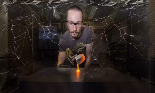 Hợp chất silicat được đổ trên một tấm graphite để làm kính (hình ảnh đi kèm minh họa về màn hình điện thoại di động bị nứt vỡ).