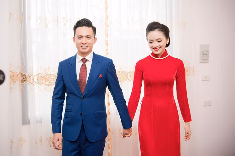 Cặp đôi tay trong tay không rời trong lễ đính hôn.
