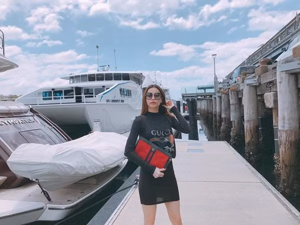 Hà Hồ thể hiện phong cách quyến rũ, bí ẩn với gam đen và chọn phụ kiện túi xách màu đỏ làm điểm nhấn