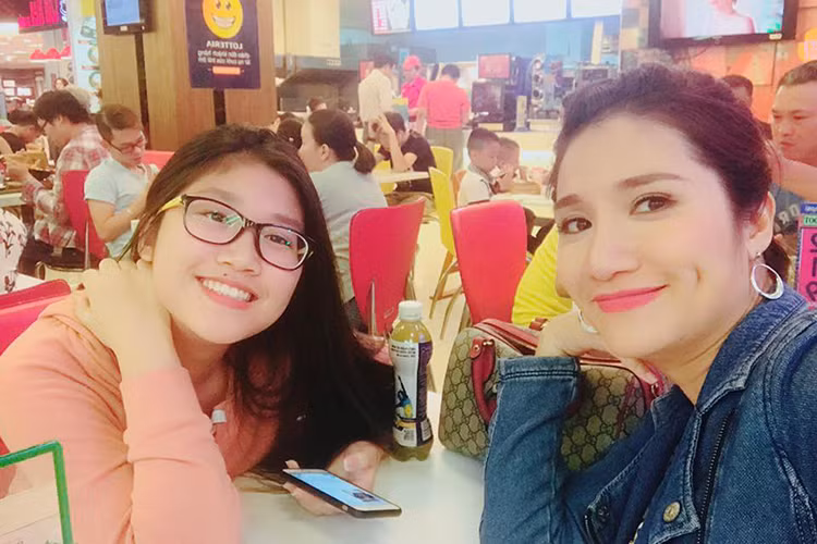 Cát An và mẹ không chỉ giống về ngoại hình mà còn ở tính cách độc lập, mạnh mẽ.