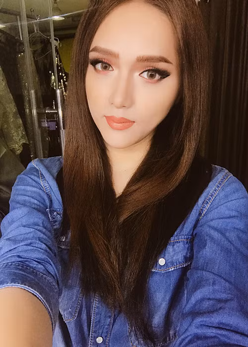 Quá bức xúc vì bị xúc phạm, nghệ sĩ Trung Dân bỏ về giữa buổi quay. Điều đáng nói hơn, sau đó, nam nghệ sĩ nhận thông tin phải rời ghế nóng với lý do nữ ca sĩ có ký hợp đồng làm việc còn ông thì không. Trước lời tố xúc phạm nghệ sĩ Trung Dân, Hương Giang Idol bị chỉ trích dữ dội. Ảnh: FBNV