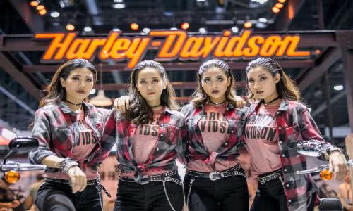 Dàn người đẹp tạo dáng bên dàn xe mới của Harley Davidson. Dàn người đẹp tạo dáng bên dàn xe mới của Harley Davidson.