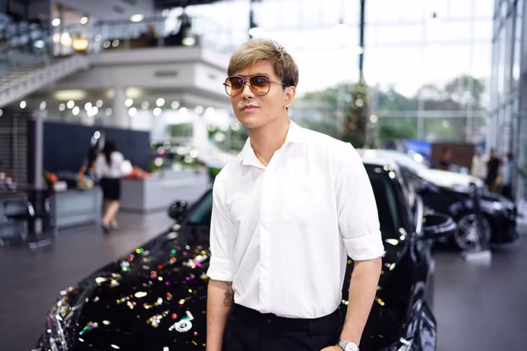 Đông đảo bạn bè chúc mừng Tim đã tậu xế sang. Ở phần bình luận, anh cũng vui vẻ đáp lại. Ảnh: FBNV