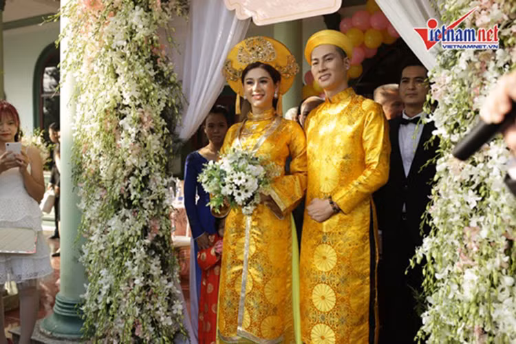 Trong lễ rước dâu, Lâm Khánh Chi và chồng cùng diện trang phục áo dài tông vàng. Ảnh: Vietnamnet
