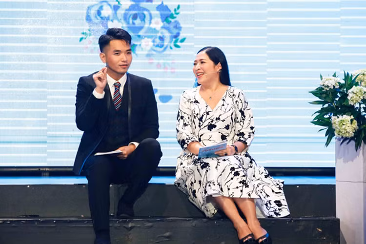 Phạm Hồng Phước đảm nhận vai trò dẫn dắt chương trình cùng MC Quỳnh Hương.