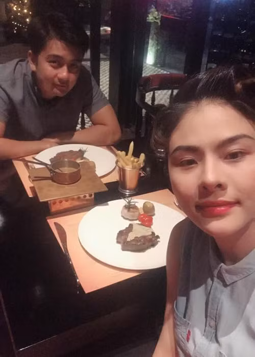 Vân Trang cùng ông xã đi ăn tối. “Nhịn đói cả ngày mới được ảnh chở đi ăn”, nữ diễn viên chia sẻ.