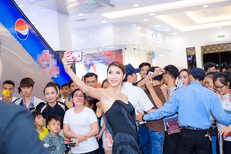 Sau khi sinh con, Ngọc Quyên ngày càng đẹp mặn mà, đằm thắm hơn so với nét cá tính, sắc sảo ngày xưa.