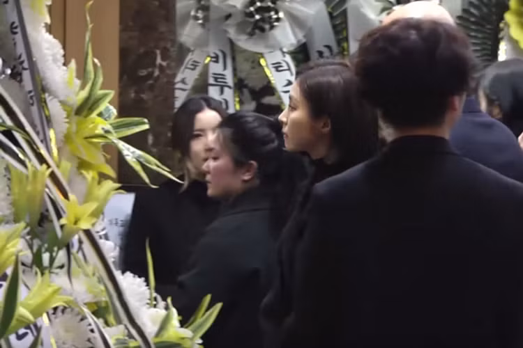 Shin Se Kyung - bạn gái cũ của Jonghyun bất ngờ đến viếng. Ảnh: Allkpop