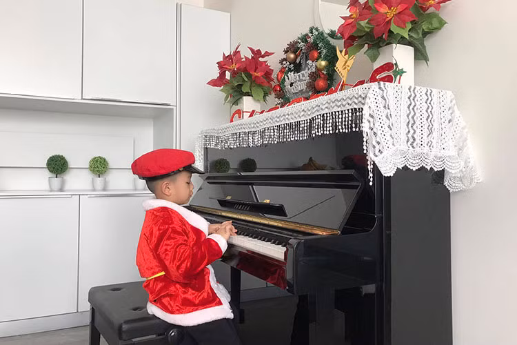 Con trai Lã Thanh Huyền quyết tâm tập đánh bài hát Giáng sinh tặng mẹ.