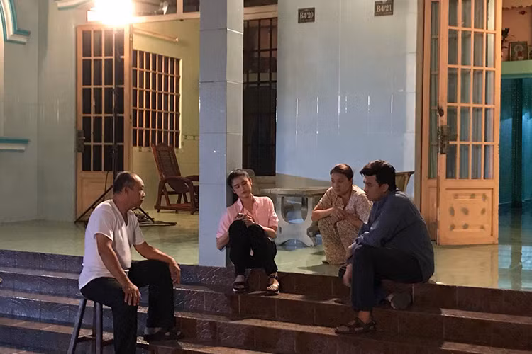Trương Quỳnh Anh sáng làm giám khảo tối lại đi quay phim.