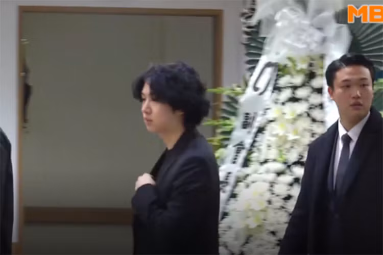 Thành viên nhóm Super Junior Heechul lộ vẻ tiều tụy khi đến viếng Jonghyun. Ảnh: MBN