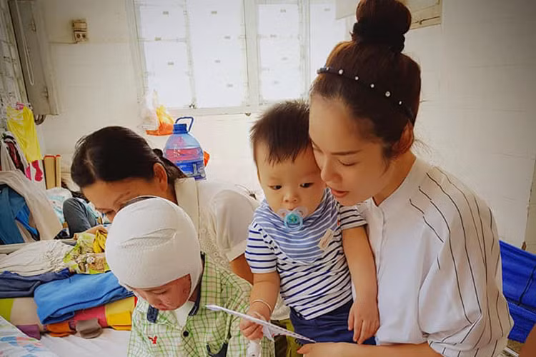 Dương Cẩm Lynh cho hay con trai của cô đã được xuất viện. Cậu nhóc bị thương vì kẹt tay vào cánh cửa.