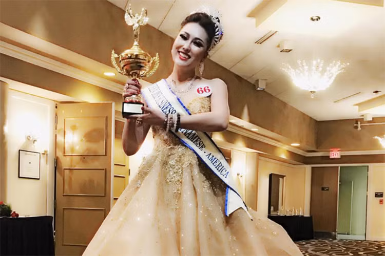 Đầu tháng 12/2017, Phi Thanh Vân chia sẻ cô đoạt vương miện Hoa hậu Doanh nhân Thế giới người Việt 2017 được tổ chức tại Mỹ. Tuy nhiên, nữ diễn viên vướng nghi vấn thi chui vì chưa được Cục Nghệ thuật biểu diễn cấp phép. Ảnh: FBNV