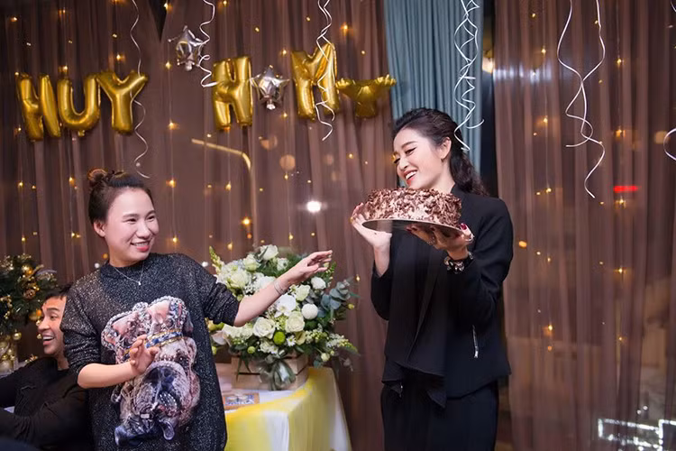 Ngày 11/12 là sinh nhật Huyền My. Để mừng tuổi mới, người đẹp sinh năm 1995 đã tổ chức những bữa tiệc sinh nhật hoành tráng.