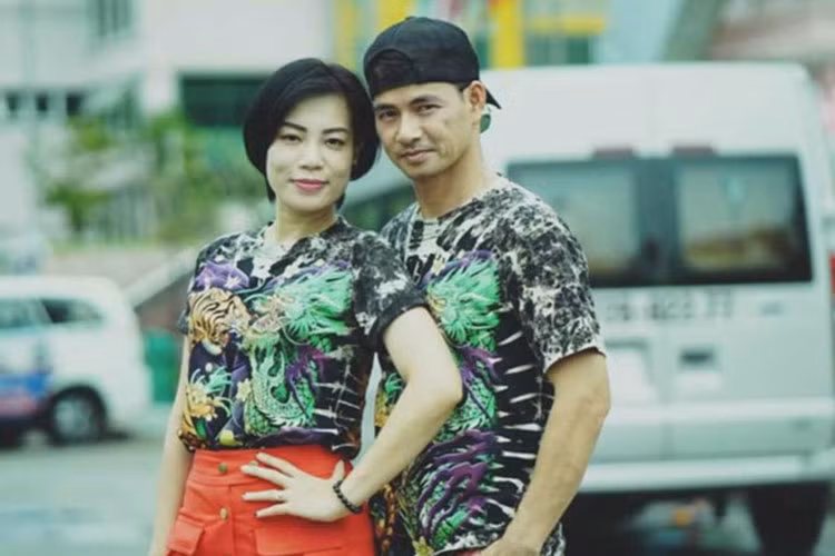 Dư luận đưa ra những lời đồn đoán về mục đích thật sự của vợ Xuân Bắc khi livestream tố NSND Anh Tú. Về phía Hồng Nhung, cô bày tỏ không thích chồng làm giám đốc. Vợ Xuân Bắc tiếp tục vướng lùm xùm với diễn viên Kim Oanh. Từ một người kín tiếng, Hồng Nhung trở thành tâm điểm của dư luận. Ảnh: Zing