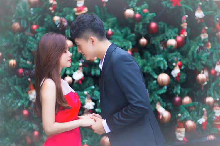 Trước nghi vấn hẹn hò, Midu và Harry Lu đều có những chia sẻ đầy lấp lửng. Harry Lu cho hay cả hai rất hợp nhau còn Midu tâm sự, tình cảm phụ thuộc vào duyên số. Ảnh: FBNV