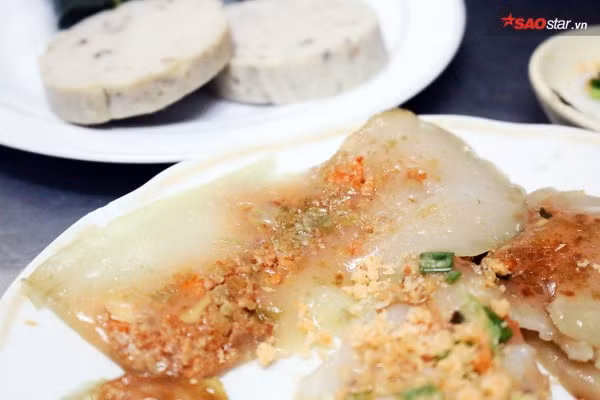 Quán có phục vụ đủ các loại bánh Huế như bánh bèo, bánh bột lọc, ram, ít, cùng nem, chả đầy đủ. Tuy nhiên, được thực khách thuận miệng gọi nhiều nhất chính là khay bánh bèo 20 chén nhỏ gọn. Từng chén nhỏ cỡ lòng bàn tay, bột được đổ rất khéo, vừa chạm một nửa chén, phía trên là tôm chấy, mỡ hành cùng da heo chiên giòn ruộm, bắt mắt.