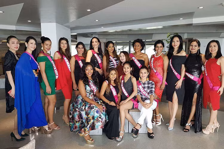 Vì lo lắng cho con gái nên mẹ của Dương Yến Ngọc sang tận Philippines ủng hộ con. Tuy nhiên, hai mẹ con hạn chế chụp ảnh chung.