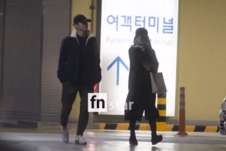 Trước đó, vào ngày 17/11/2017, Song Joong Ki và Song Hye Kyo trở về Hàn Quốc sau tuần trăng mật tại châu Âu. Ảnh: FN