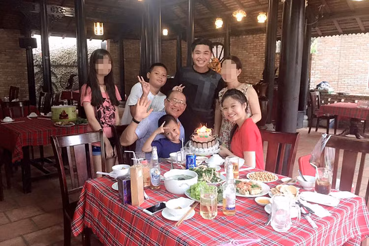 Hiện tại, Duy Phương sống với người vợ thứ ba.