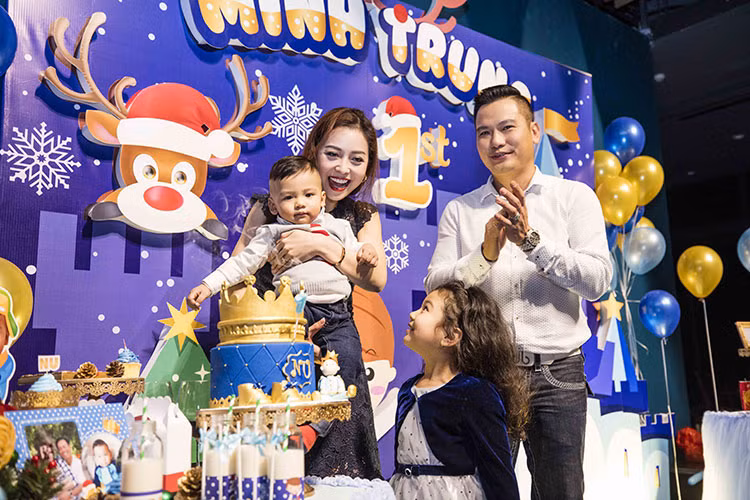 Để mừng sinh nhật lần đầu tiên của bé Nu, vợ chồng Jennifer Phạm tổ chức một bữa tiệc hoành tráng.