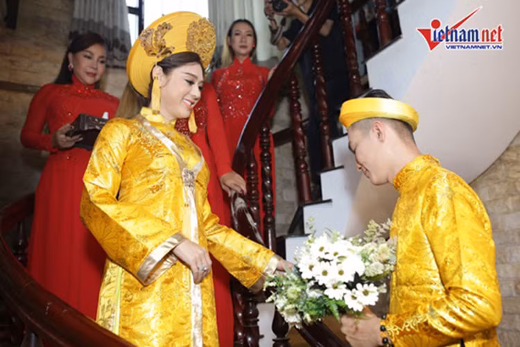 Sau một thời gian hẹn hò, Lâm Khánh Chi và Trần Phi Hùng chính thức về chung một nhà. Sáng nay (ngày 28/12), đám cưới Lâm Khánh Chi đã diễn ra tại TP HCM. Ảnh: Vietnamnet