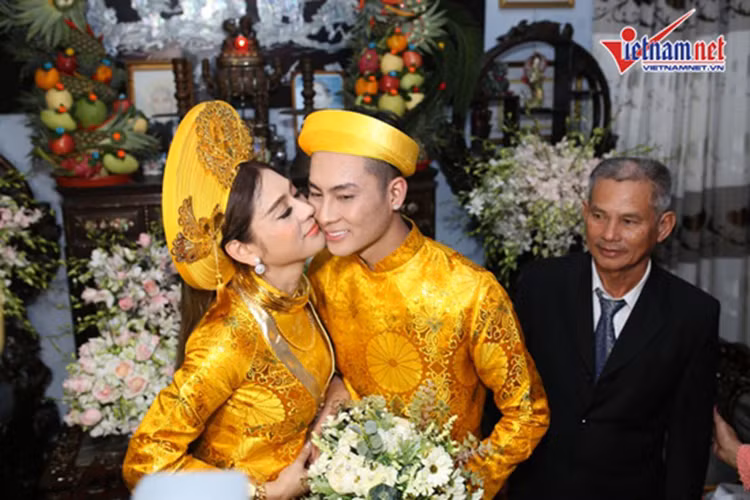 Trong ngày trọng đại, Lâm Khánh Chi và chồng kém cô 8 tuổi cùng diện áo dài tông màu. Ảnh: Vietnamnet