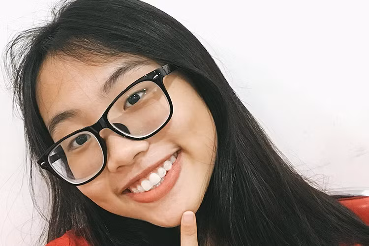 Phương Mỹ Chi tươi rói sau khi hoàn thành việc thi tại trường học.
