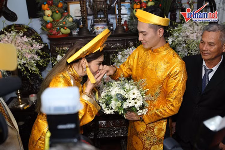 Hình ảnh Lâm Khánh Chi hôn tay ông xã trong lễ rước dâu. Ảnh: Vietnamnet