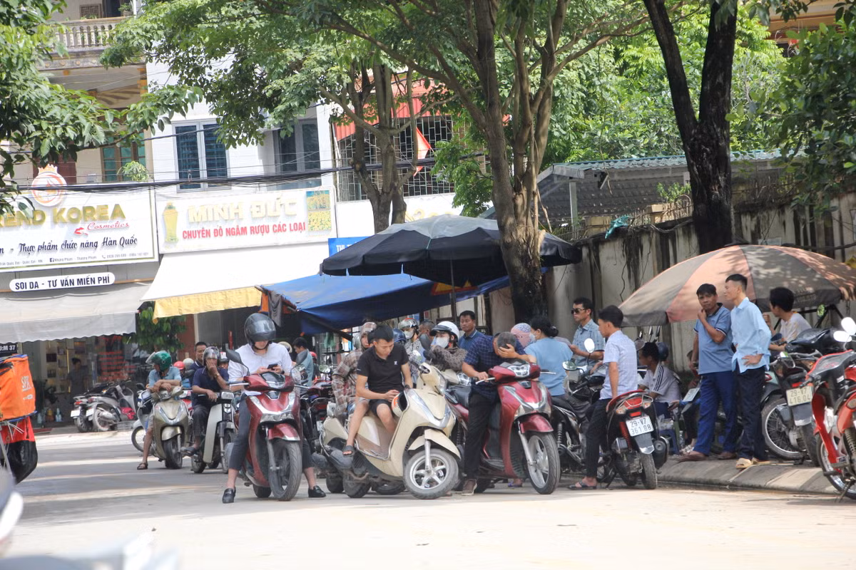 Khi buổi thi đầu tiên sắp kết thúc, càng nhiều phụ huynh đến chờ sẵn cổng trường để đón con.