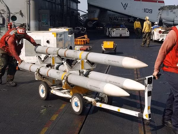Tên lửa không đối không AIM-120 có khả năng triển khai trên hầu hết các máy bay tiêm kích do Mỹ sản xuất, ví dụ như F-15 Eagle, F-16 Fighting Falcon, F-22 Raptor, F-35 Lightning II; F/A-18 Hornet và cả E/F Super Hornet.