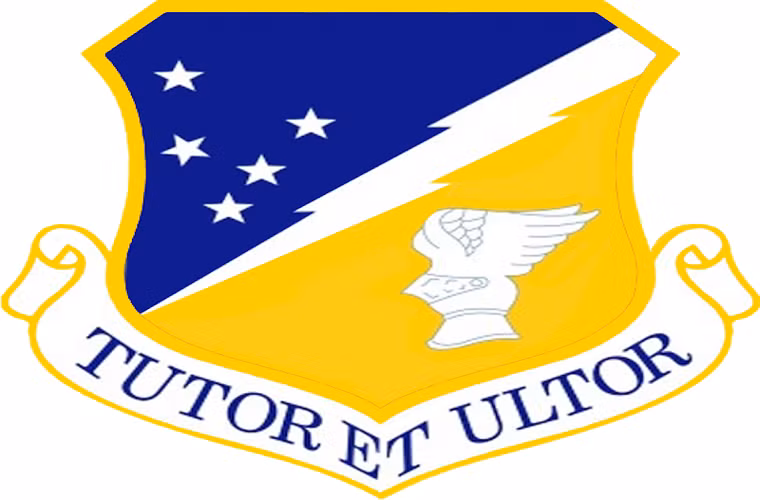 49th Fighter Wing: Không đoàn máy bay chiến đấu số 49, đóng quân tại căn cứ Holloman, New Mexico. Đơn vị này cũng được trang bị những chiếc F-22 Raptor như “1 Fighter Wing”, có phù hiệu và phương châm hoạt động là: Tutor et Ultor "Protector và Defender".