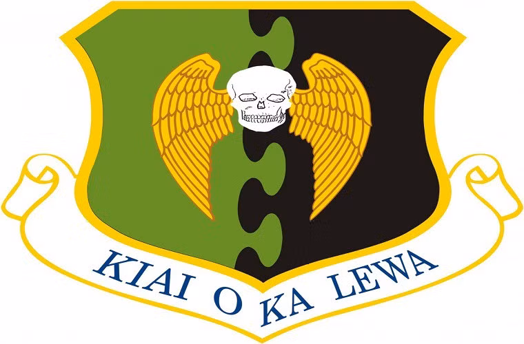 5th Bomb Wing: Không đoàn máy bay ném bom Số 5, đóng quân tại căn cứ Minot, Bắc Dakota. Được trang bị các máy bay ném bom chiến lược tầm xa B-52H, với phù hiệu và phương châm tiêu biểu là: Kiai O Ka Lewa "Người giám hộ của Realm Upper".