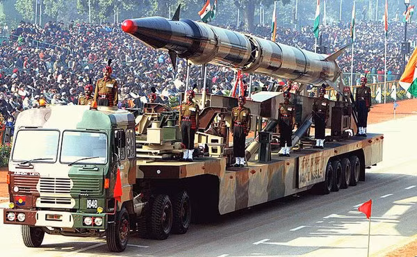 Tuy vậy chương trình chế tạo súng trường tấn công AK-203, xe tăng T-90MS hay tiêm kích Rafale… ban đầu vẫn chỉ được thực hiện với các bộ thiết bị do nhà cung cấp mang sang để Ấn Độ tự lắp ráp.